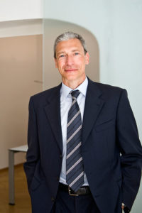 Versicherungsmakler Rainer Hässler im Anzug